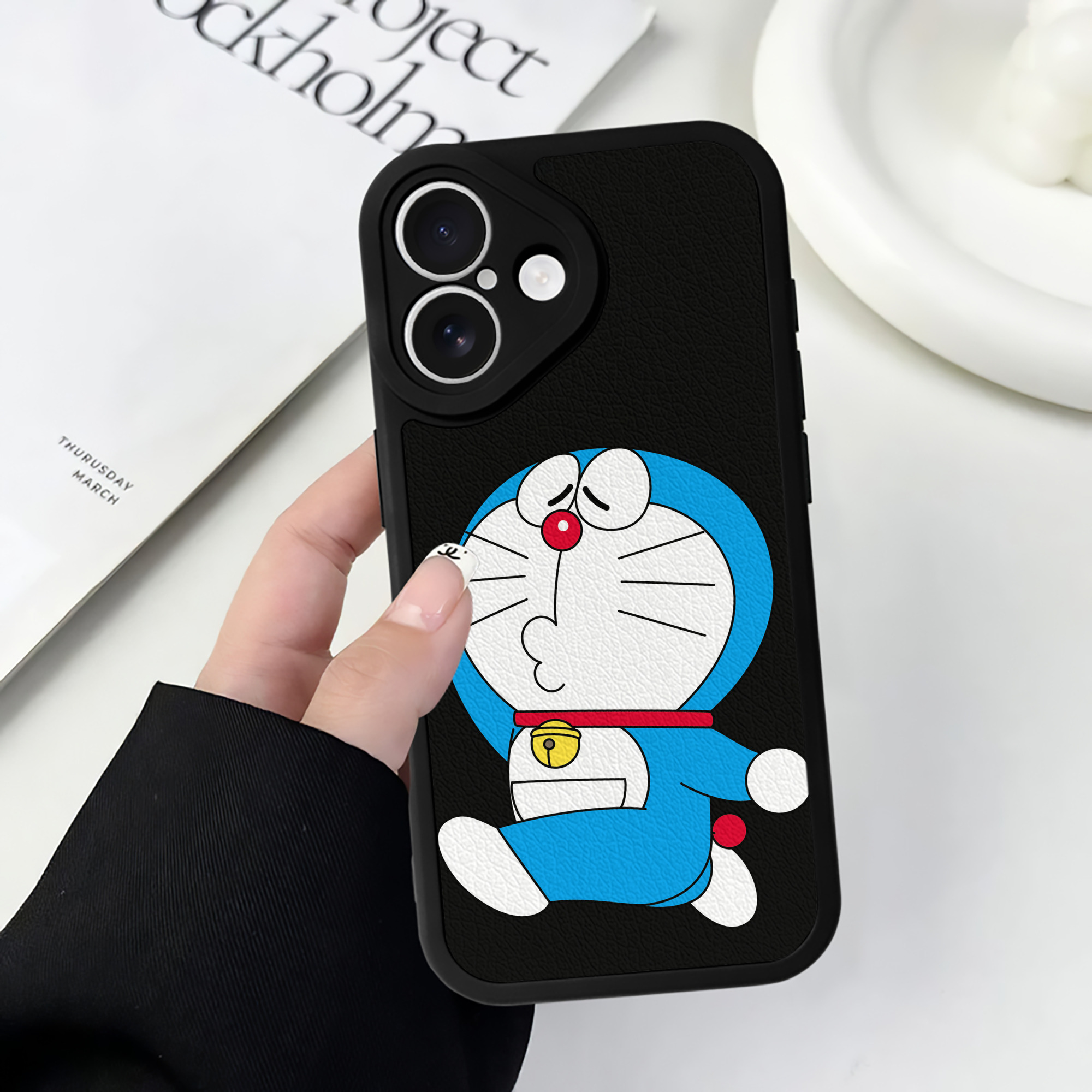（画像用） ドラえもん Doraemon 【iPhone 16シリーズ対応】シリコンスマホケース（レザー調） 材質：シリコン